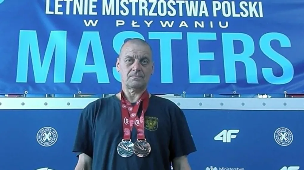 Mieszkaniec Ostrowi Mazowieckiej z 3 medalami mistrzostw Polski Masters. Tomasz Ambroziak na podium