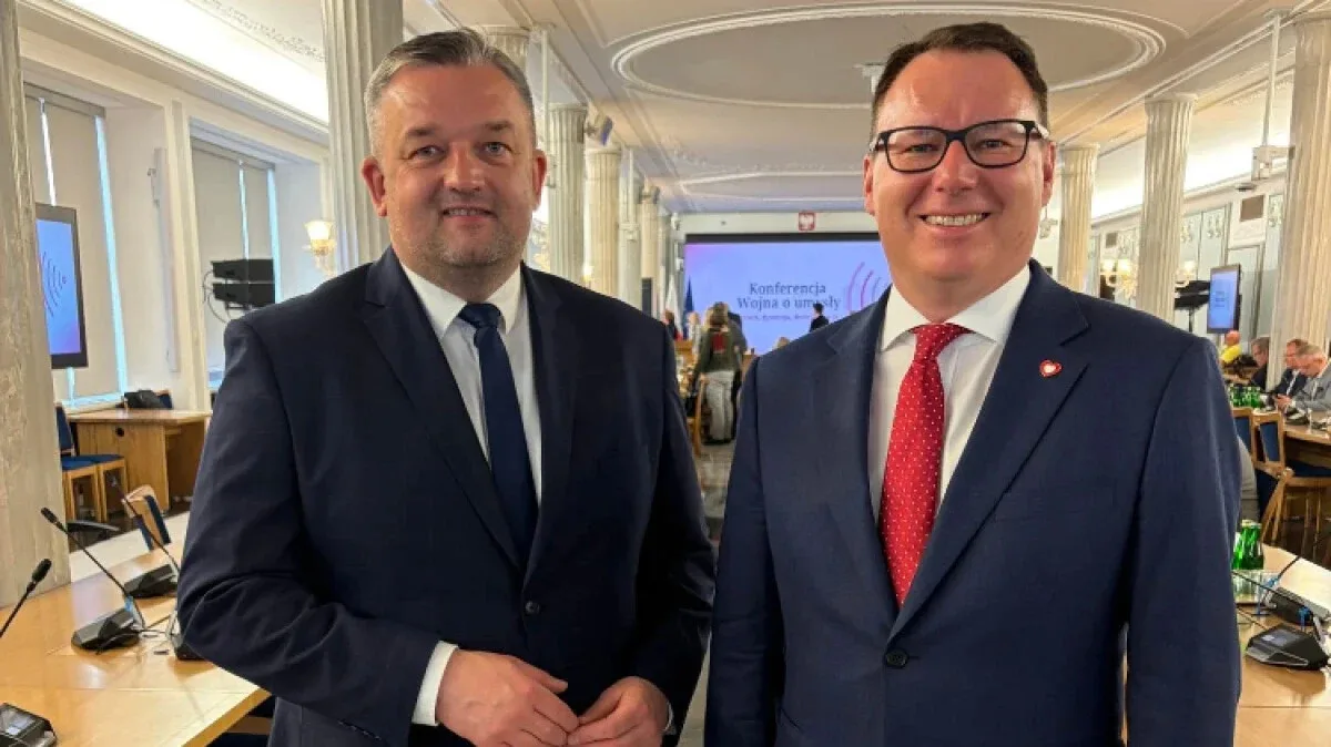 Burmistrz Ostrowi Mazowieckiej na konferencji o dezinformacji i bezpieczeństwie (zdjęcia)