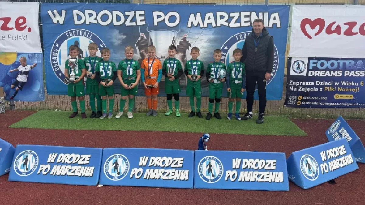 MKS Małkinia z pucharem w turnieju 'W Drodze Po Marzenia'. Rocznik 2017 wygrał wszystkie mecze