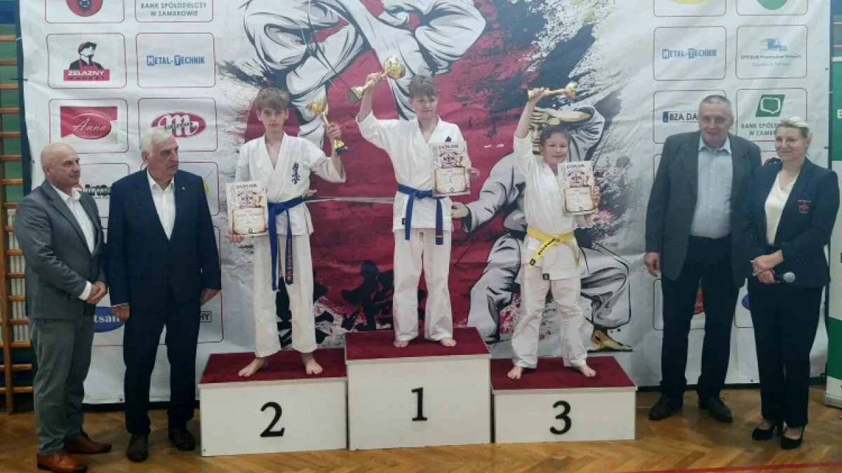 Ostrowski KS Karate Kyokushin Kumite z podium w Zambrowie. Szymon Najgrodzki drugi w turnieju