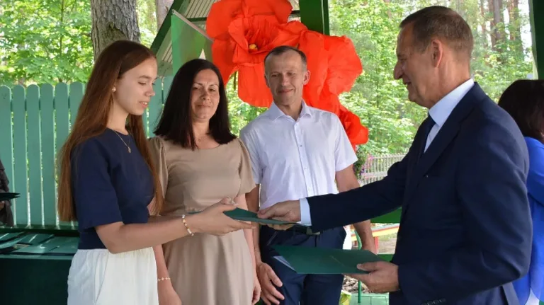 Najlepsi uczniowie z nagrodami wójta. Gmina Ostrów Mazowiecka zakończyła rok szkolny (zdjęcia)