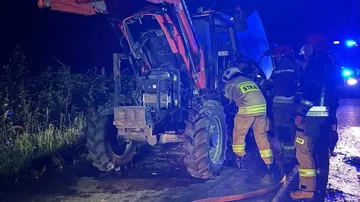 Pożar ciągnika na drodze między Starą Osuchową a Wiśniewem