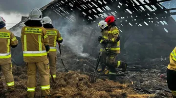 Pożar obory w Wysoczu gm. Wąsewo. Zdjęcia