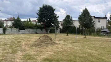 Skosili boisko, trawę zostawili przed bramką