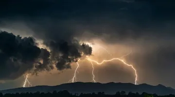 Nadciągają gwałtowne burze. Wiatr może osiągnąć 85 km na godz.