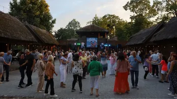 Letni wieczór z muzyką na żywo przyciągnął tłumy mieszkańców (zdjęcia)