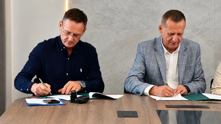Umowa z wykonawcą podpisana, niebawem ruszą dwie sportowe inwestycje w gminie Ostrów Mazowiecka