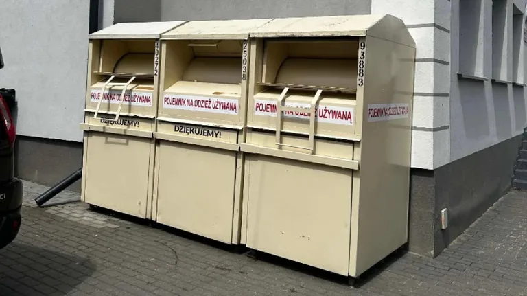 Wracają kontenery na używaną odzież. W gminie Nur stanęły dwa