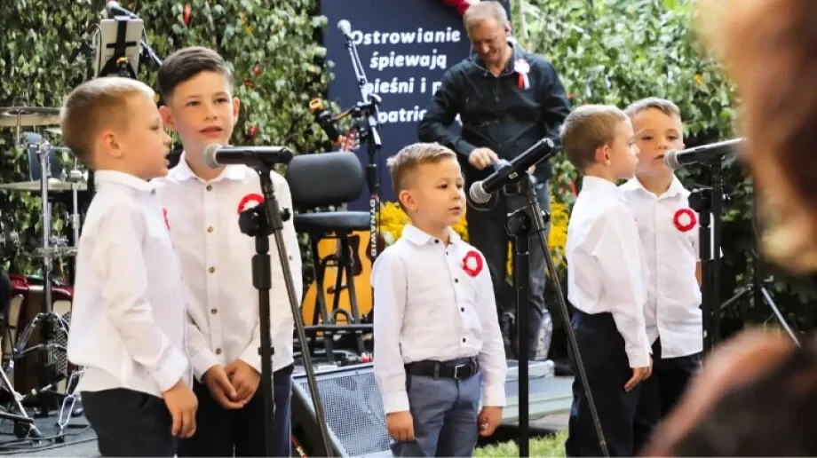 Ostrów zaśpiewa patriotycznie. Wystąpią dzieci i zespół Mixtoura