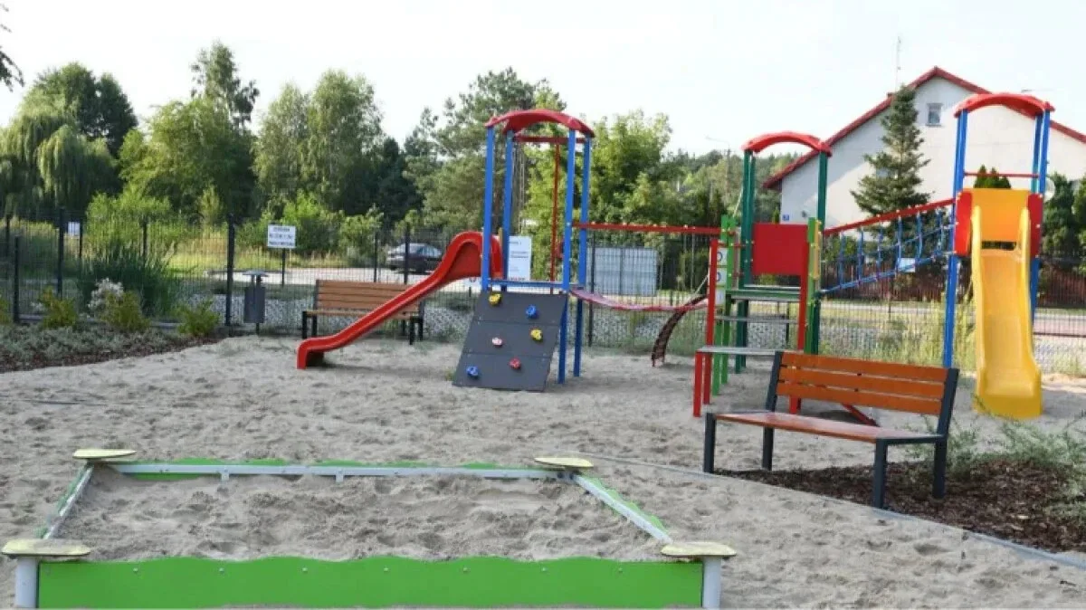 Nowy plac zabaw w Broku czeka na dzieci. Jest gdzie poszaleć (zdjęcia)