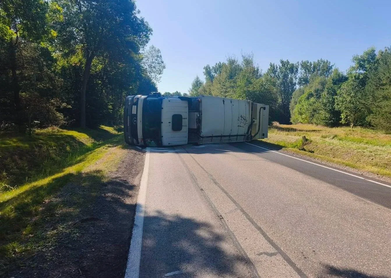 Ciężarówka przewróciła się na drodze w Małkini Dolnej. Trzy osoby w szpitalu