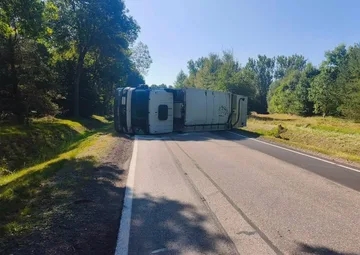Ciężarówka przewróciła się na drodze w Małkini Dolnej. Trzy osoby w szpitalu