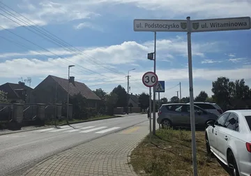 Uwaga, zmotoryzowani. Ulicą Podstoczysko w Ostrowi powinniście teraz jeździć wolniej