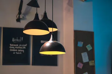 Czym wyróżniają się lampy wiszące dostępne w Iluminar?