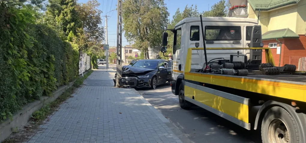 Audi rozbiło się na słupie. 18-latek jechał za szybko