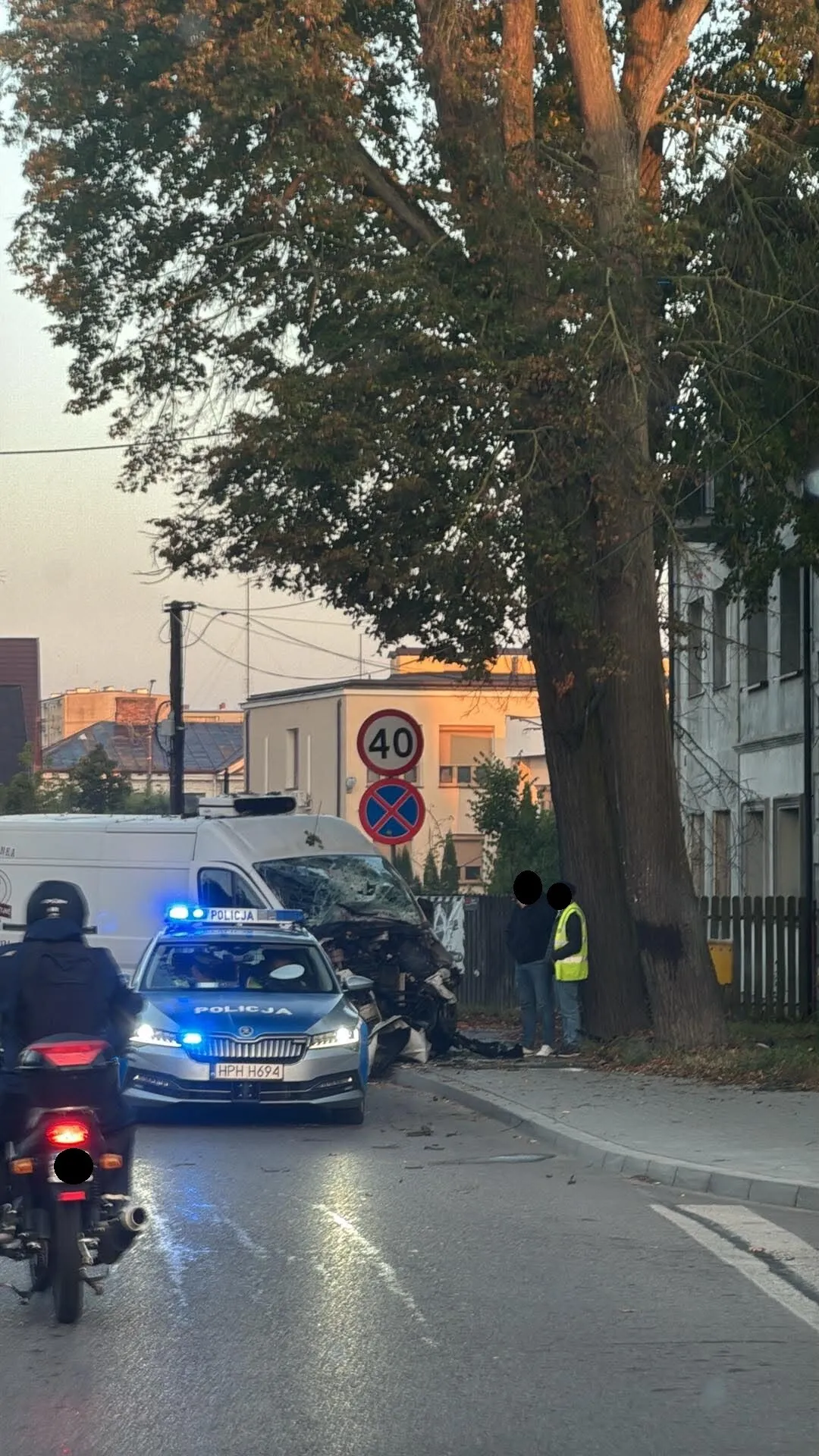 Poranny wypadek na ul. Dubois. Samochód dostawczy uderzył w drzewo