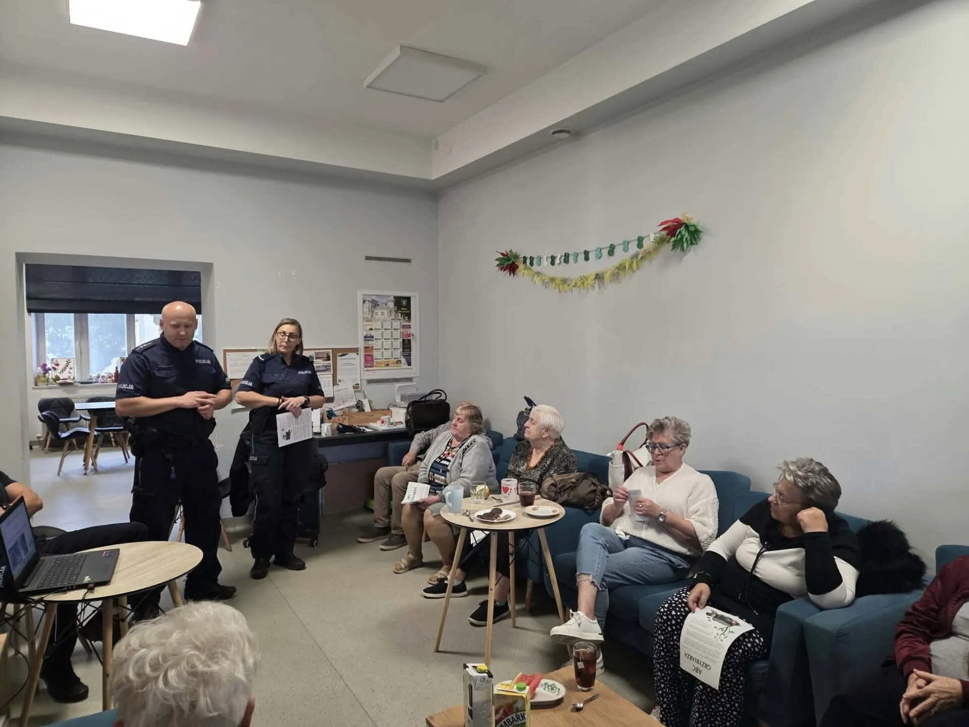 Seniorzy rozmawiali z policjantami o bezpieczeństwie podczas grzybobrania
