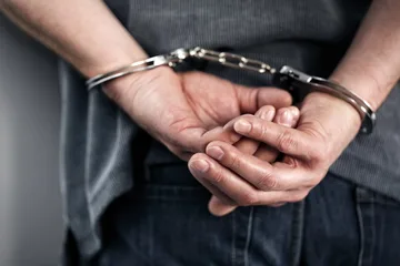 Uciekł na widok policjantów. 33-latek był poszukiwany przez sąd