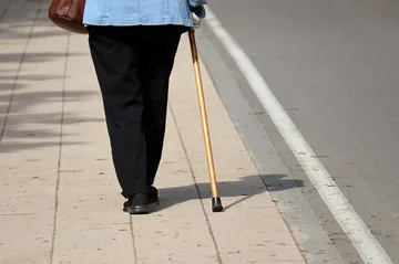 Seniorka błąkała się po ulicy. Nie wiedziała, gdzie mieszka