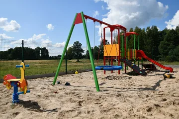 Nowe place zabaw w gminie Brok. Dzieci mają teraz miejsca do zabawy (zdjęcia)