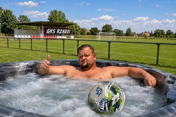 Takiej strefy VIP w A-klasie jeszcze nie było. GKS Andrzejewo wsadzi kibica do mobilnej bani