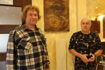 'Siła przyjaźni'. Wernisaż wystawy rzeźby Artura Szydlika