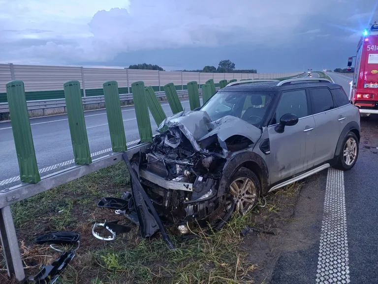 Na S61 samochód wjechał w bariery energochłonne
