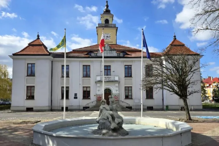 Ostrowski ratusz szuka pracownika. Nie trzeba mieć wyższego wykształcenia