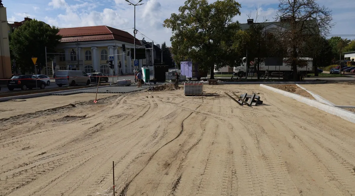 Ostrowski Plac Wolności się zmienia. Nowy parking to nie wszystko