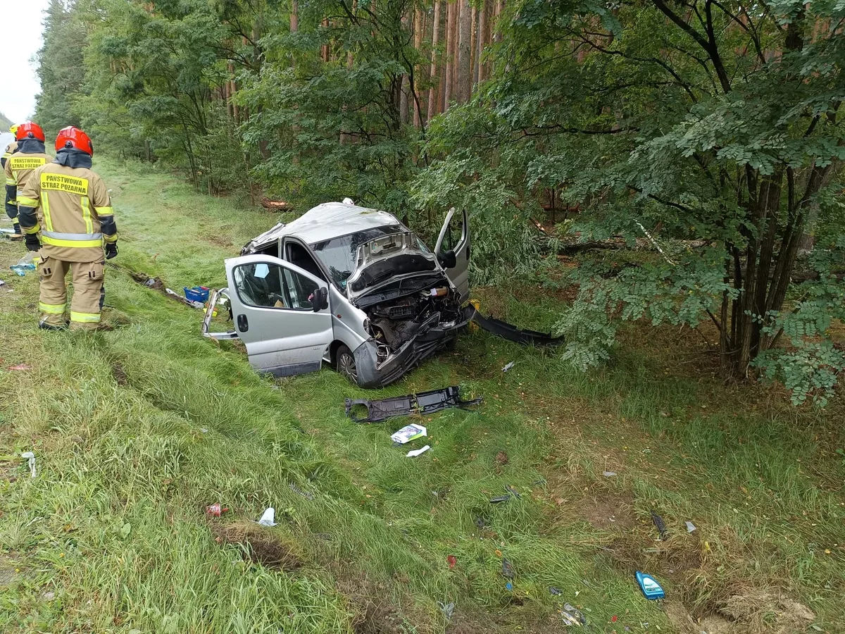 Wypadek na DK50. Samochód zgnieciony niczym aluminiowa puszka (zdjęcia)