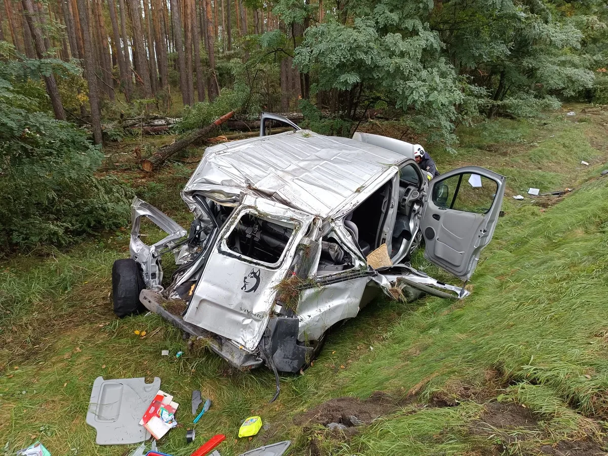 Wypadek na DK50. Samochód zgnieciony niczym aluminiowa puszka (zdjęcia)