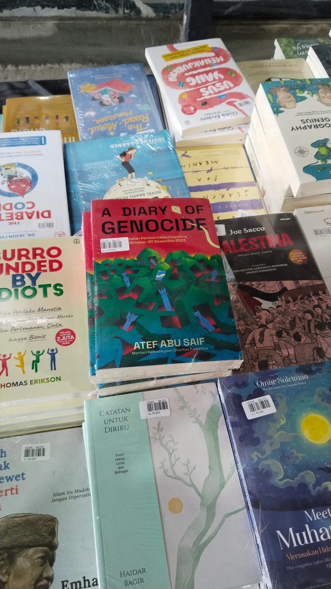 Tumpukan buku di atas meja