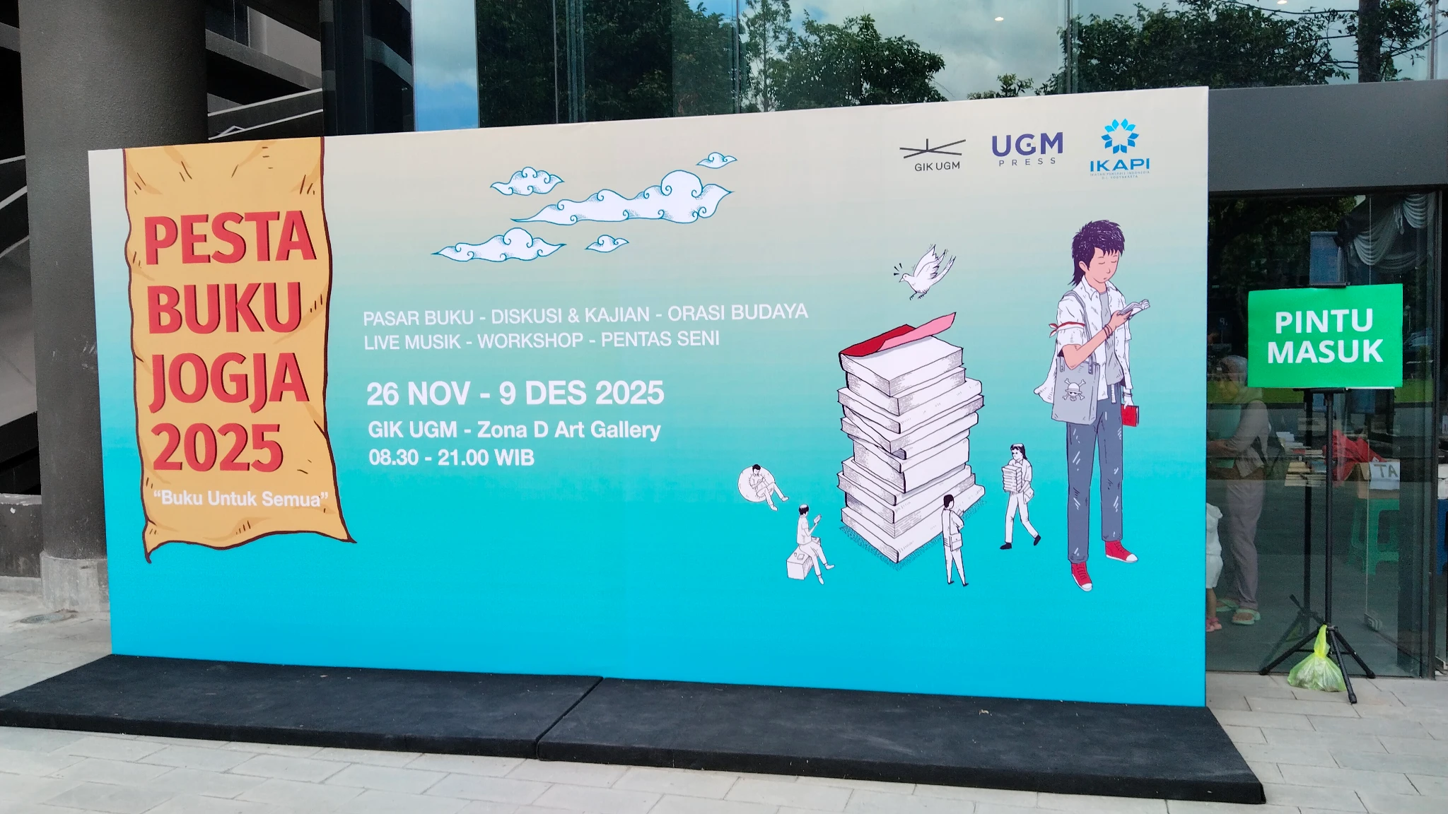 Latar photo booth dengan tulisan Pesta Buku Jogja 2025