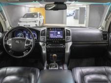 Toyota Land Cruiser 200 V8