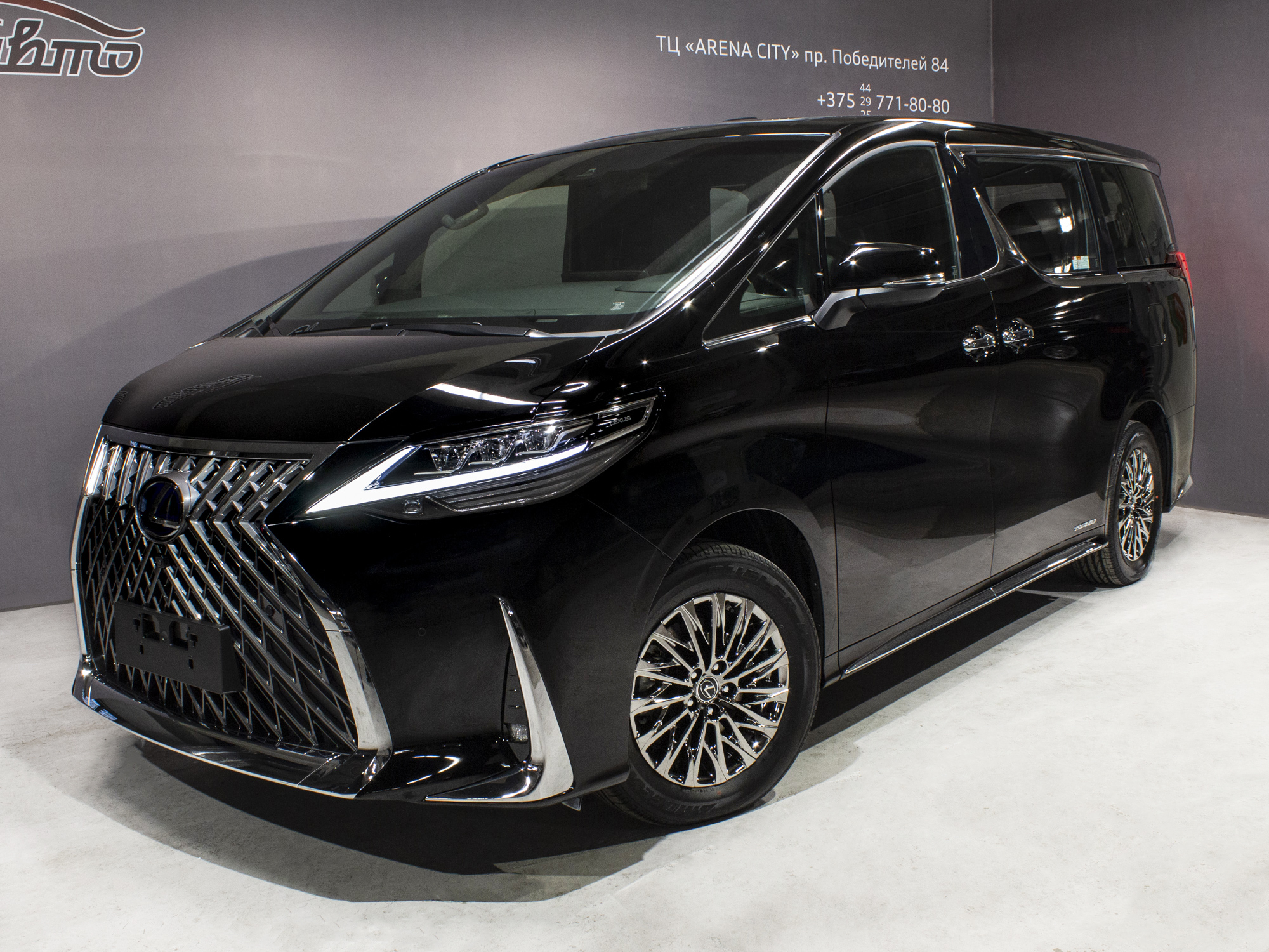 Lexus LM 300h