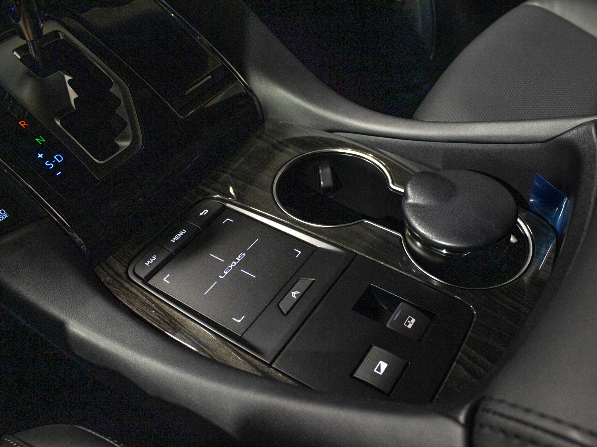 Lexus LM 300h