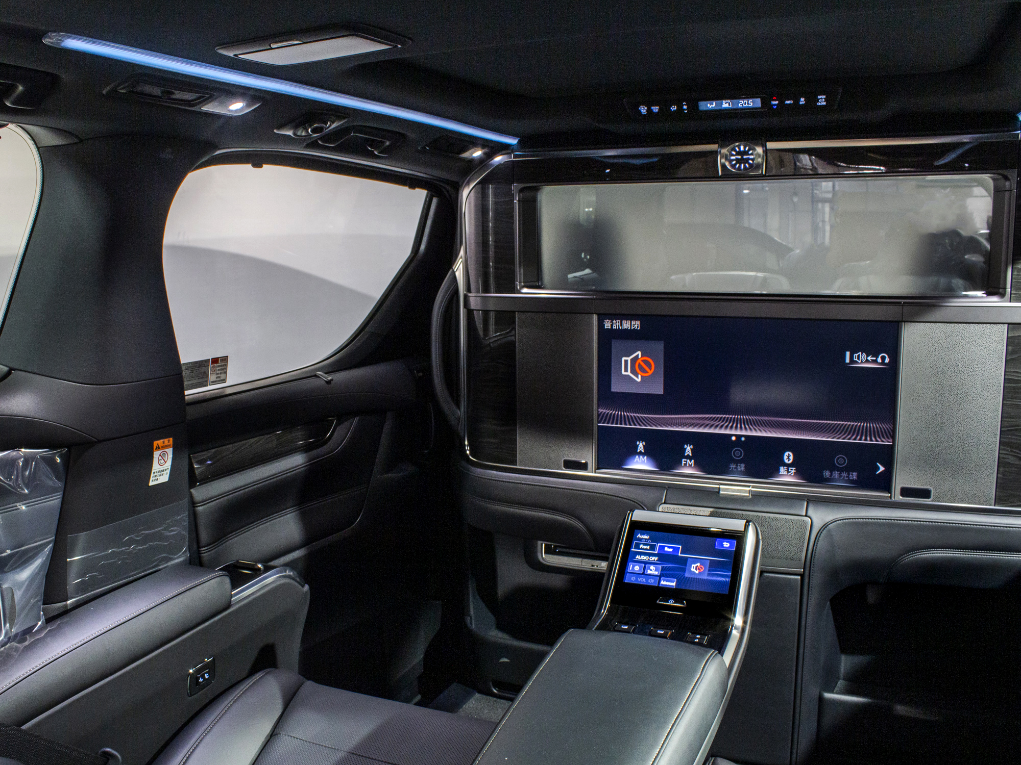 Lexus LM 300h