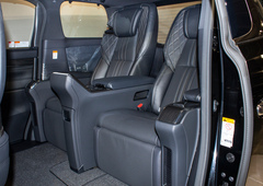 Lexus LM 300h
