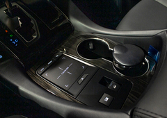 Lexus LM 300h