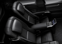 Lexus LM 300h