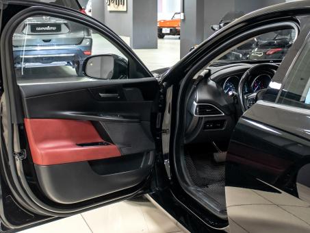 Jaguar XE 