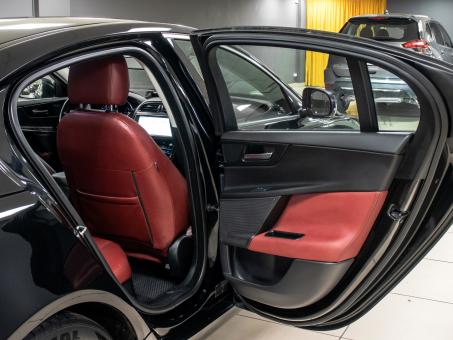 Jaguar XE 