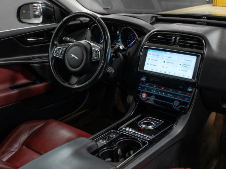 Jaguar XE 