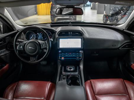 Jaguar XE 
