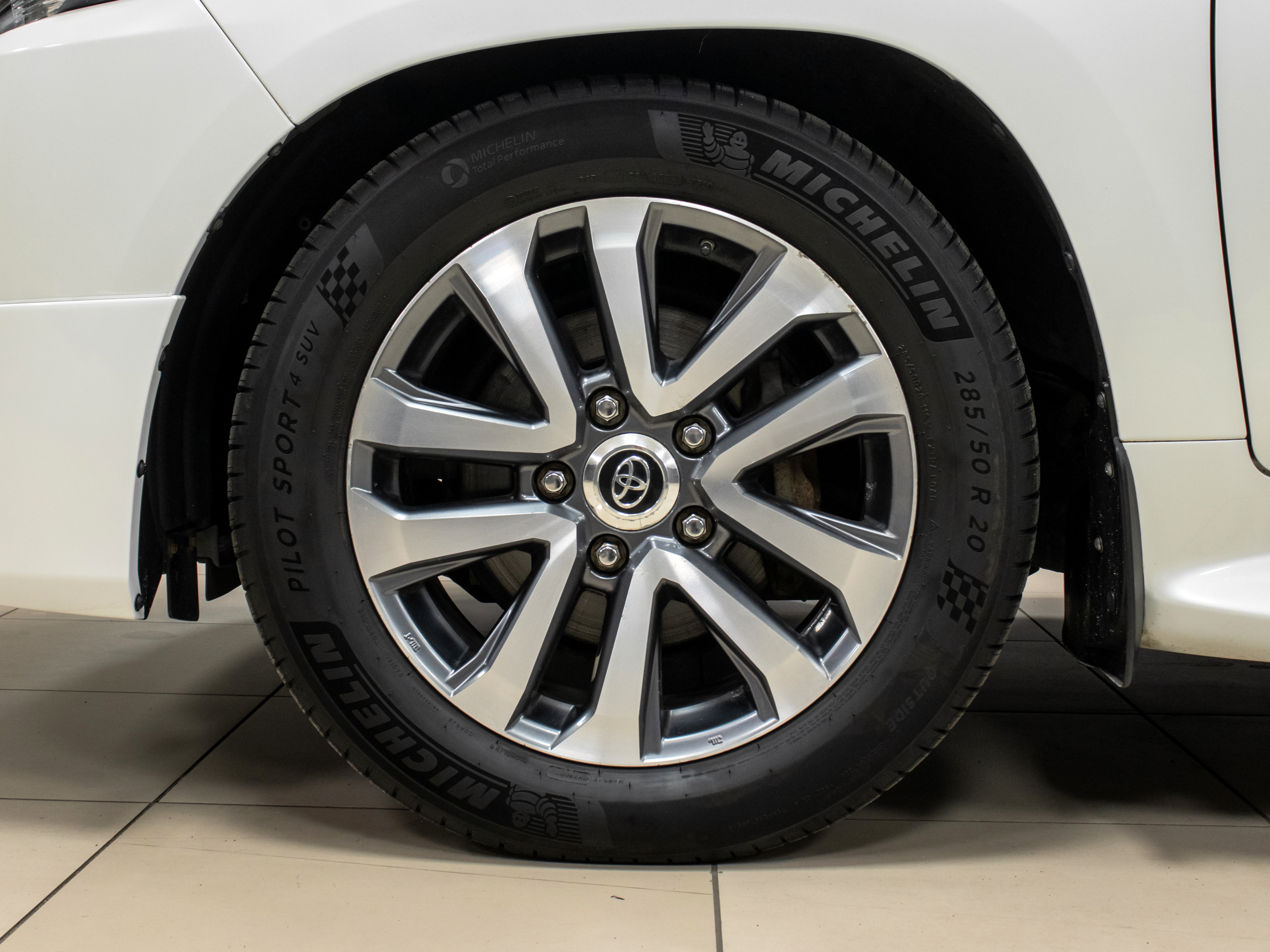 Toyota Land Cruiser 200 Executive White