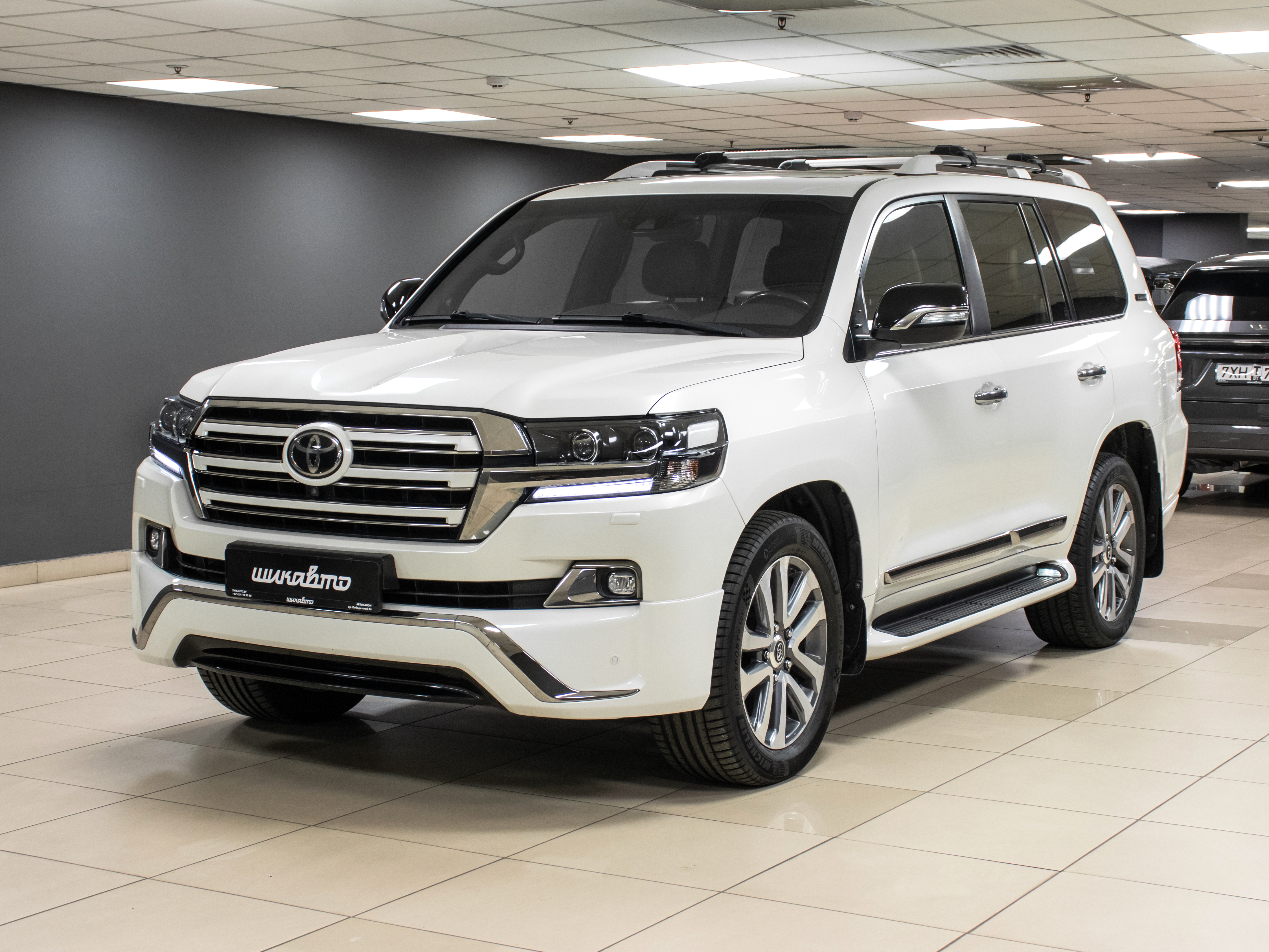 Land Cruiser 200 Executive White