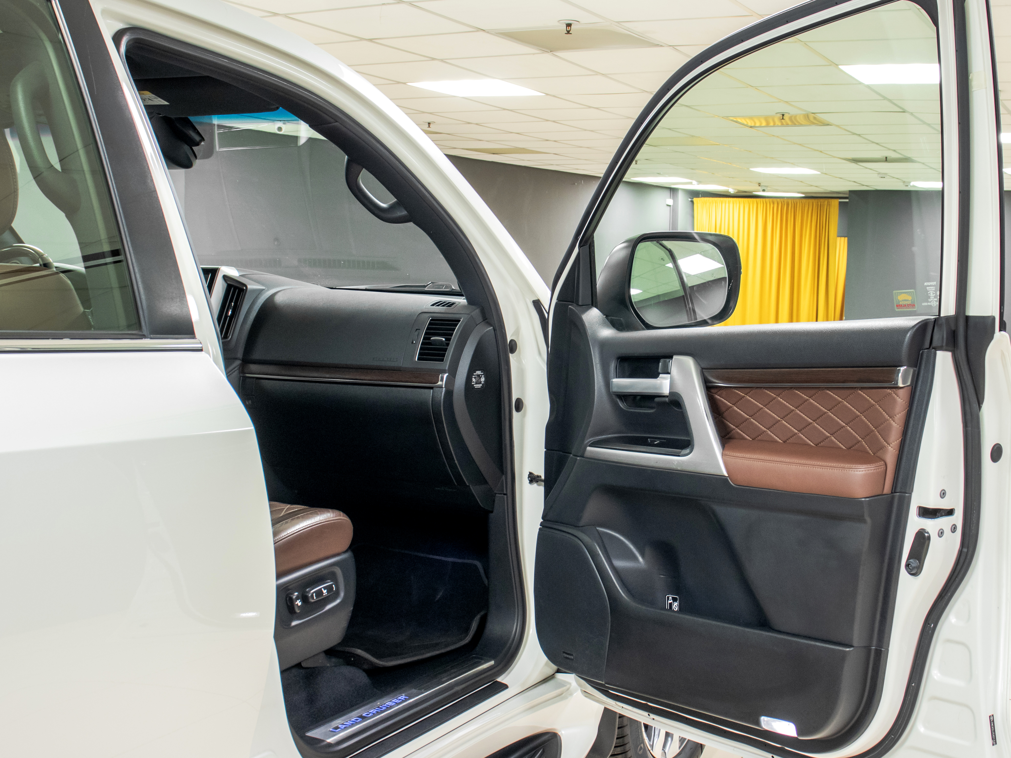 Toyota Land Cruiser 200 Executive White