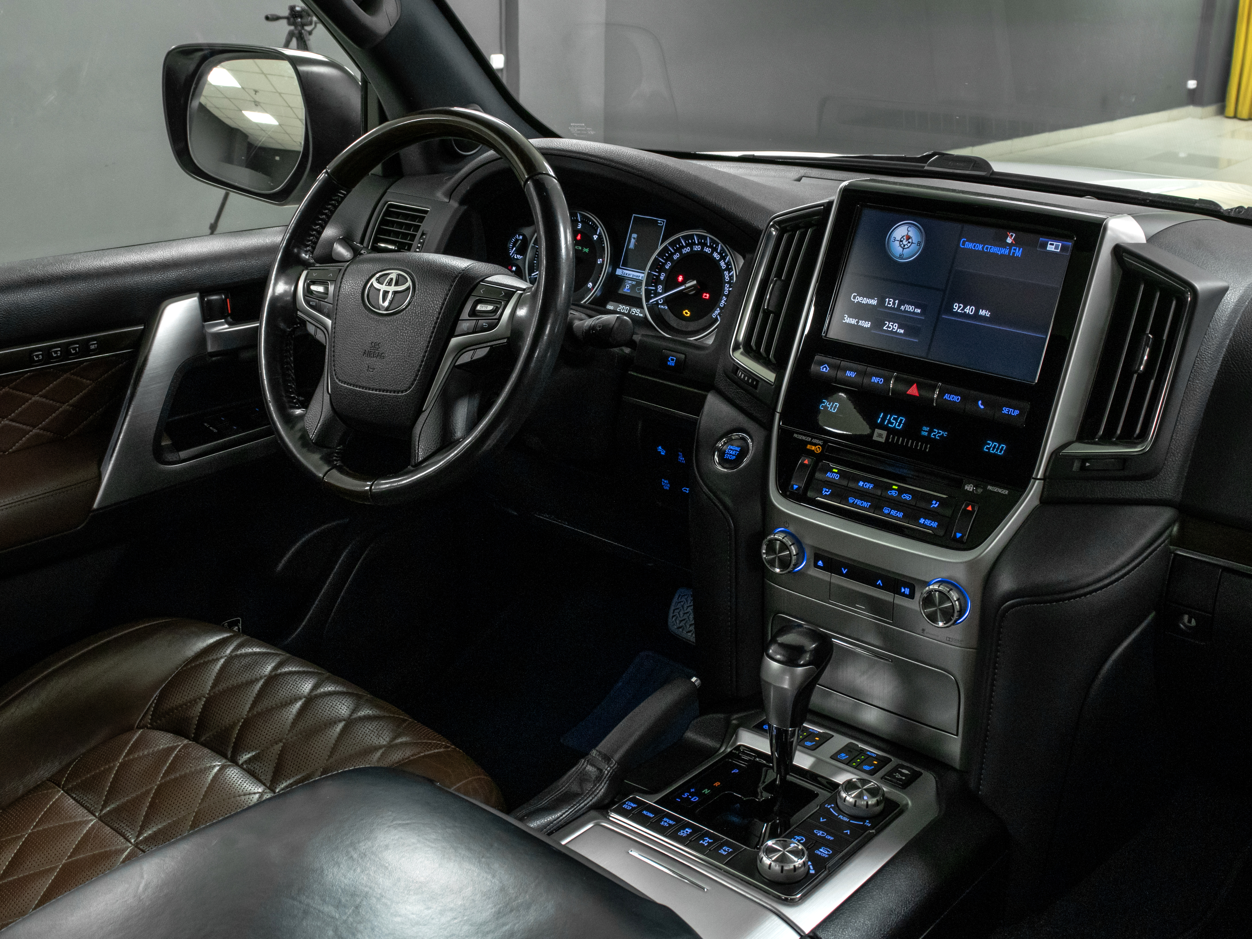 Toyota Land Cruiser 200 Executive White