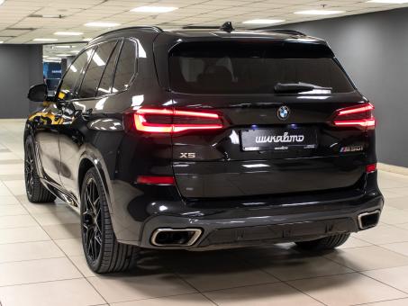 BMW X5 M50i