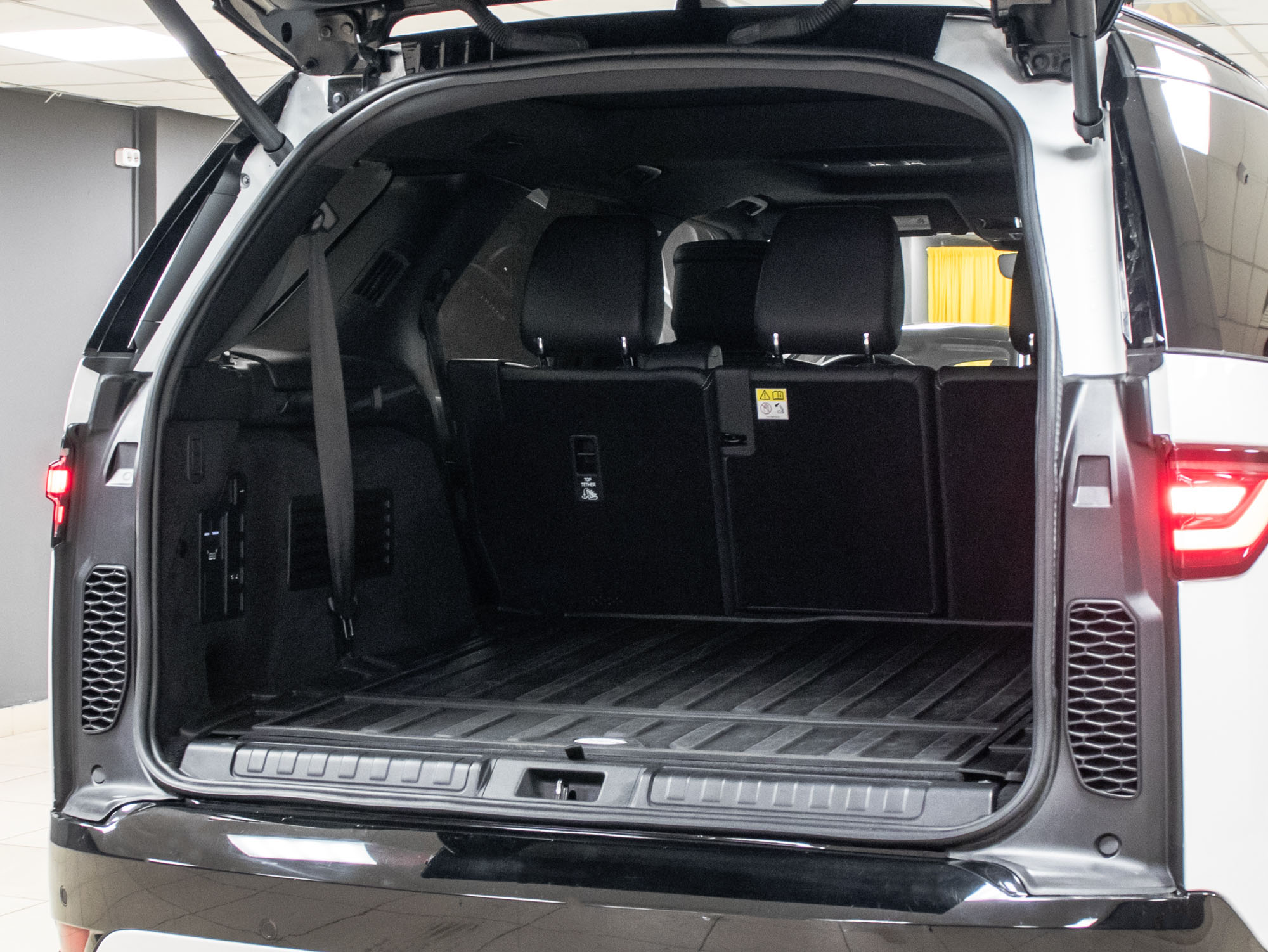 Land Rover Discovery R-Dynamic S